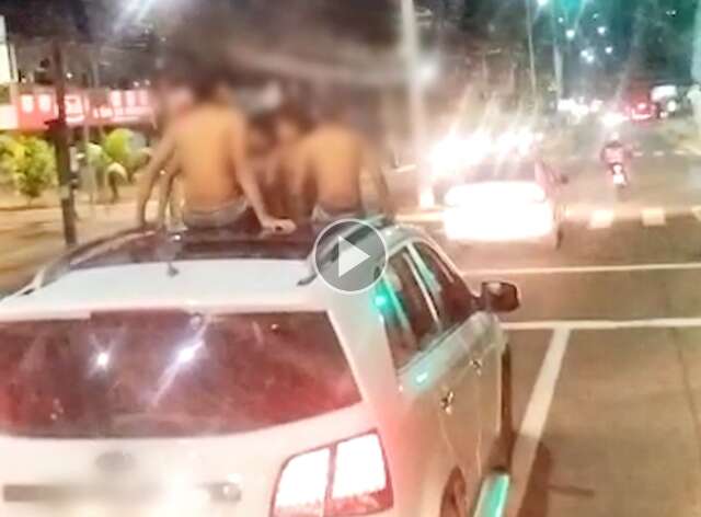 Motorista de aplicativo flagra crian&ccedil;as em teto de carro em avenida
