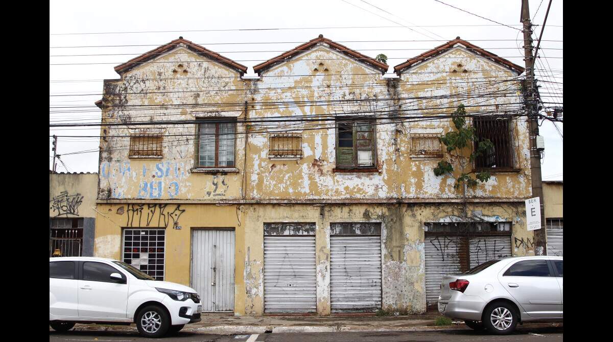 Prédio evoca passado da Calógeras que já teve vida e acaba aos