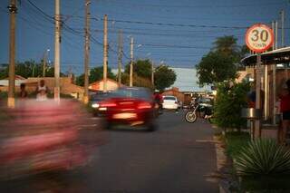 Moradores pedem redutor de velocidade na rua do acidente (Foto: Henrique Kawaminami)
