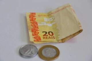 Nota de R$ 20 e moedas em cima da mesa (Foto: Paulo Francis)