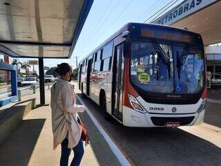 Passageira em ponto de ônibus aguardando o transporte coletivo. (Foto: Caroline MaldonadoArquivo)