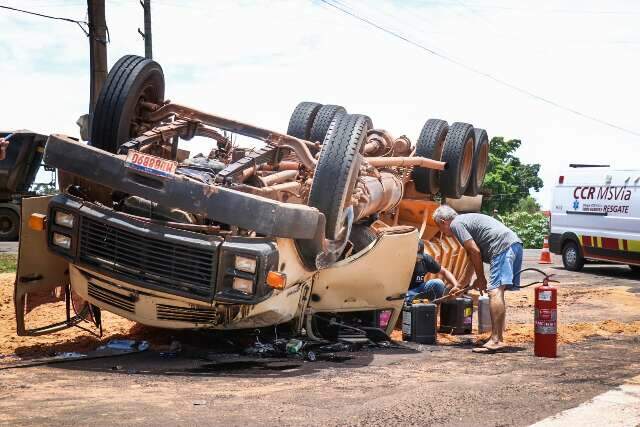 Caminh&atilde;o tomba, cabine fica destru&iacute;da e carga atinge m&atilde;e e filha 