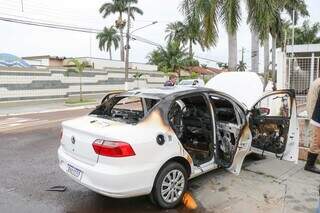 Travestis esfaqueiam homens e ateiam fogo em carro durante assalto 