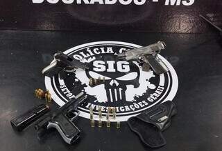 Pistolas apreendidas com comerciante de Dourados; duas foram furtadas da polícia (Foto: Adilson Domingos)