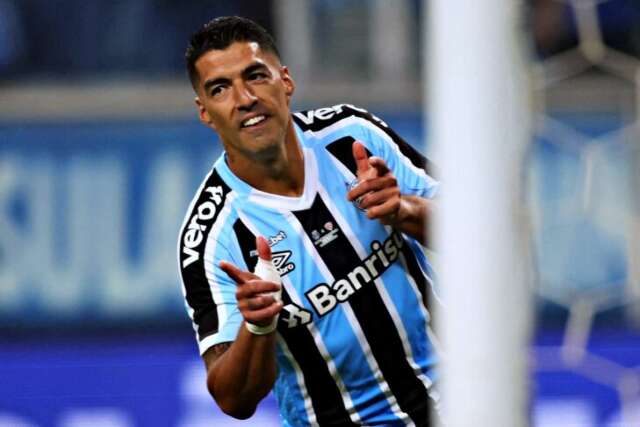 Suarez estreia com tr&ecirc;s gols e Gr&ecirc;mio vence S&atilde;o Lu&iacute;z pela Recopa Ga&uacute;cha