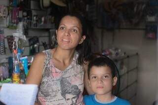 Romácea paga babá para a filha e leva Adriano para loja: &#34;Não deixo solto na rua&#34;. (Foto: Marcos Maluf)