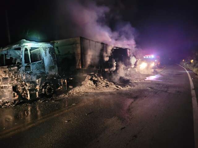 Carreta bitrem carregada de cimento fica destru&iacute;da ao pegar fogo 