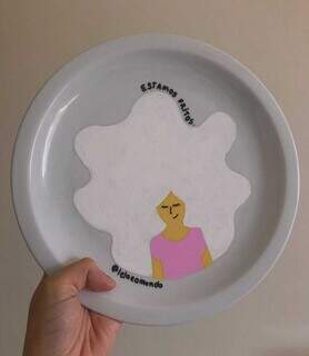 Até pratos ganham cores e ilustrações pelas mãos de Lela. (Foto: Divulgação)