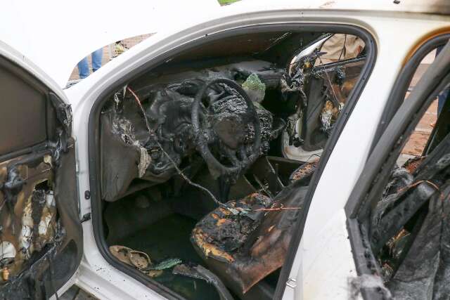 Travestis esfaqueiam homens e ateiam fogo em carro durante assalto 