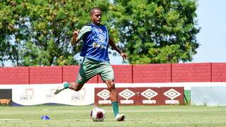 Volante Tchê Tchê chuta a bola em treino do Fluminense (Foto: Divulgação)