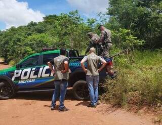 Policiais militares durante recolhimento. (Foto: Divulgação)