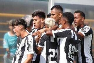 Jogadores do Santos comemorando o gol da classificação (Foto: Twitter/Santos FC)