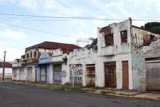 Entre a Av. Mato Grosso e Rua Maracaju, estruturas estão vazias na avenida. (Foto: Alex Machado)