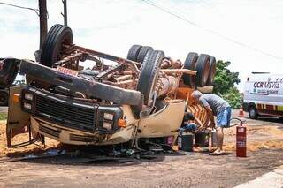 Caminhão Mercedes tombado na Avenida Ana Rosa Castilho Ocampo, no Jardim Montevidéu. (Foto: Henrique Kawaminami)