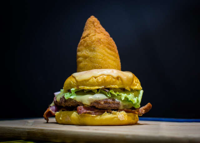 Lanchonete tem hambúrguer com coxinha de mandioca frita na hora