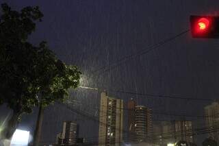 Chove intensamente na região central de Campo Grande. (Foto: Alex Machado/Campo Grande News)
