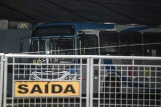 Ônibus estacionado em garagem de Campo Grande (Foto: Marcos Maluf)