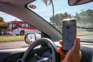 Transporte público da Capital foi paralisado nesta quarta-feira; na foto, motorista utiliza aplicativo de corridas. (Foto: Henrique Kawaminami)