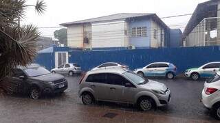 Chuva na região da Vila Glória, em Campo Grande (Foto: Izabela Cavalcanti)