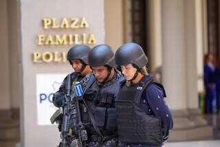 Margaret Zúñiga é conduzida por policiais salvadorenhos (Foto: ABC Color)