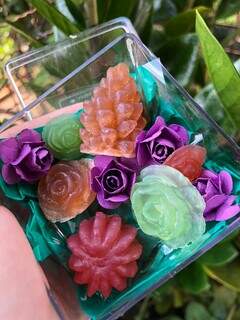 Sabonetes artesanais tem formatos de flores e frutas. (Foto: Arquivo pessoal)