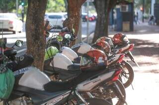 Motos paradas em ponto de táxi, na Praça Ary Coelho(Foto: Marcos Maluf)