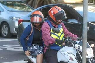 Mulher usando mototáxi em dia de paralisação de motoristas de ônibus (Foto: Marcos Maluf)