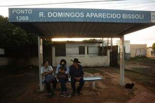 Passageiros aguardando o tranporte coletivo para ir ao trabalho (Foto: Marcos Maluf)