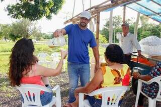Gerson garante a garapa no bairro durante todos os dias da semana. (Foto: Alex Machado)