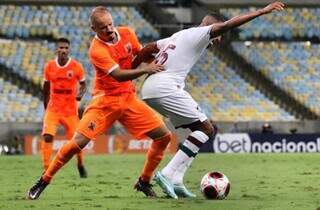 Jogadores do Nova Iguaçu e Fluminense durante disputa de bola no Maracanã. (Foto: Divulgação)