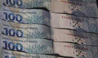 Notas de R$ 100 disponíveis após beneficiário efetuar saque (Foto: Agência Brasil)