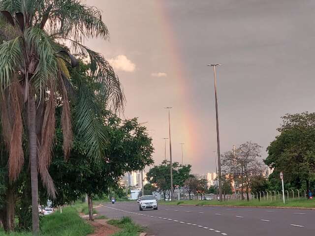 Na temporada de chuvas, c&eacute;u presenteia campo-grandense com arco-&iacute;ris