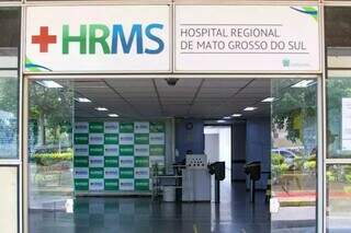 Entrada do Hospital Regional de Mato Grosso do Sul, principal unidade de saúde no Estado (Foto: Marcos Maluf/Arquivo)