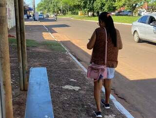 Vendedora liga para chefe buscá-la em ponto de ônibus (Foto: Mariely Barros)