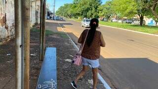 Lemir Iracy de Oliveira esperava pelo ônibus na Avenida Gunter Hans (Foto: Mariely Barros)