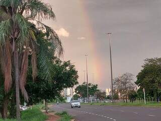 Na entrada do bairro Coophasul, arco-íris embeleza avenida. (Foto: Jairton Bezerra)