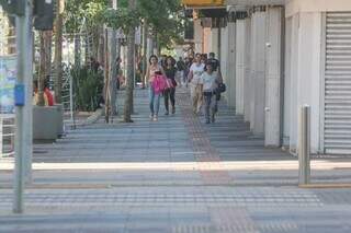 Por volta das 8h20, movimento fraco e ainda havia lojas fechadas no centro. (Foto: Marcos Maluf)