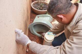 Agente encontra foco do mosquito em vaso sanitário em desuso no quintal (Foto: Paulo Francis)