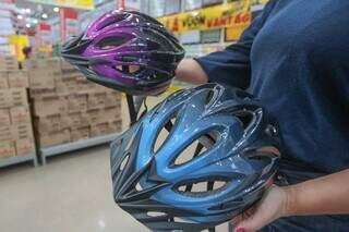 Além da bicicleta, clientes recebem capacete para proteção. (Foto: Marcos Maluf)