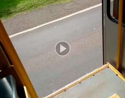 Com elevador estragado, ônibus circula de porta aberta na Avenida Costa e Silva