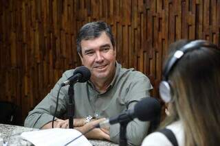 Governador Eduardo Riedel concedeu entrevista para rádio Capital FM no horário do almoço. (Foto: Saul Schramm)