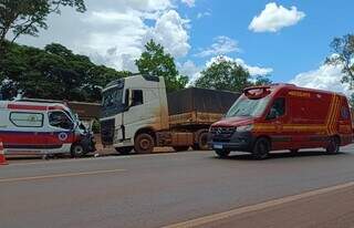 Ambulância bateu de frente em carreta parada no acostamento (Foto: Direto das Ruas)