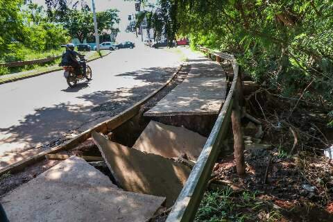 "A gente passa sem saber e está oco", reclama morador sobre calçada que desabou