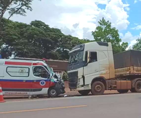 Ambul&acirc;ncia bate em carreta parada, paciente morre e motorista fica ferido