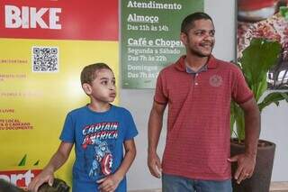 Aldeni foi ao supermercado com o filho e conta que se surpreendeu. (Foto: Marcos Maluf)