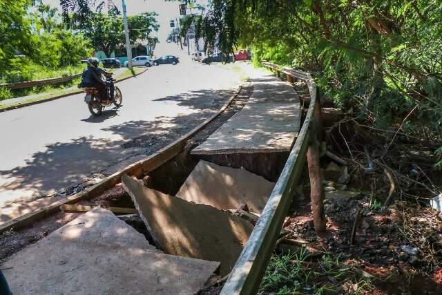 &quot;A gente passa sem saber e est&aacute; oco&quot;, reclama morador sobre cal&ccedil;ada que desabou
