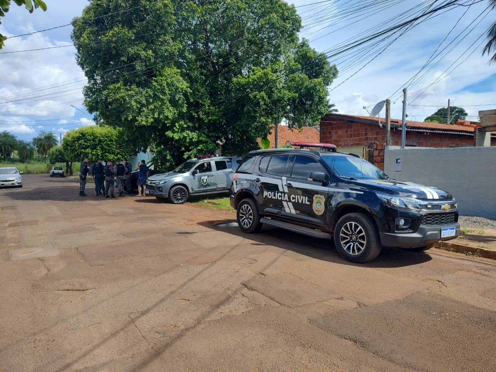 Ladrões arrombam portão, ameaçam diarista e roubam casa no Santo Antônio