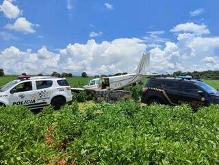 Viaturas cercam avião apreendido ontem com cocaína no interior paulista (Foto: Divulgação/PMSP)