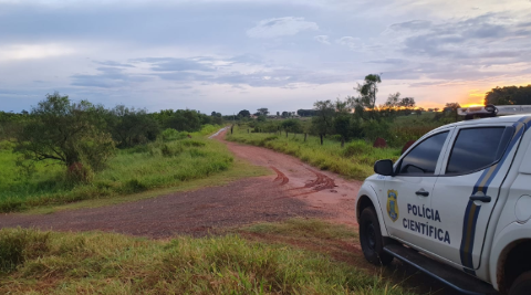 Polícia investiga se mulher encontrada em córrego foi vítima de feminicídio 