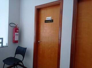 Gabinete onde denunciaram ter sido furtado pela ex-coordenadora Tatiana Marques está fechado. (Foto: Gabriela Couto)